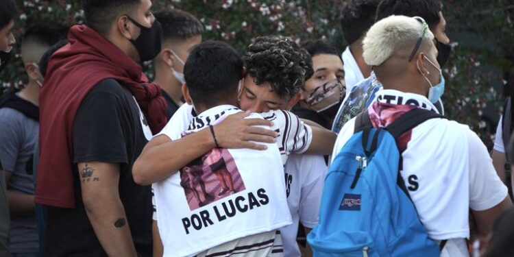 Fuerte reclamo de Justicia por el crimen de Lucas: «Su única arma eran los botines rotos»