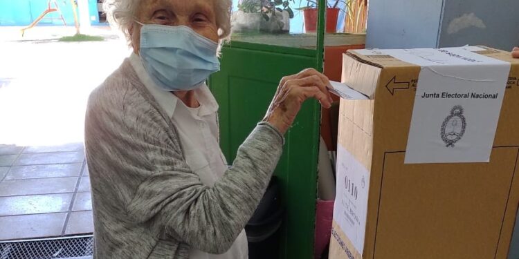 Julia, la abuela de Mármol que a los 91 años va a votar «para que el país salga adelante»