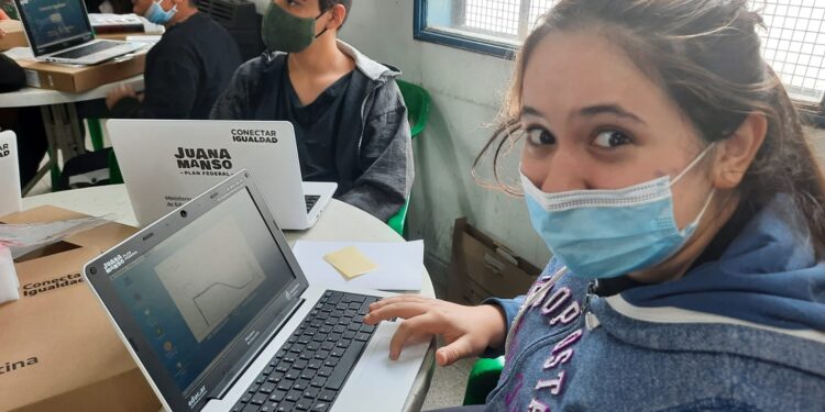 En Brown avanza la entrega 5.800 netbooks a estudiantes de primer año del secundario