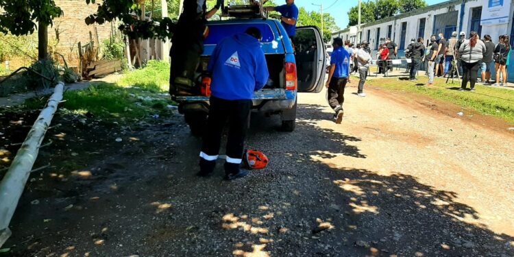 Longchamps: un camión tiró un poste e hirió a tres personas que iban a votar