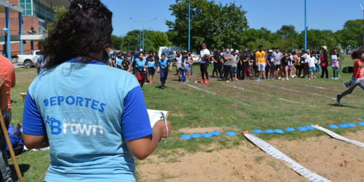 Más de 5 mil estudiantes de Brown participaron de un triatlón en el polideportivo municipal