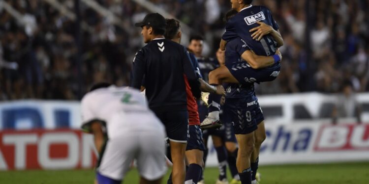 Con escándalo, Quilmes le ganó a Ferro y jugará la final por el ascenso