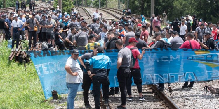 Levantaron el corte de vías y vuelve a andar el Roca