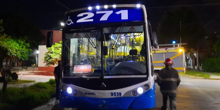 Burzaco: un colectivo de la línea 271 chocó contra la moto de un delivery
