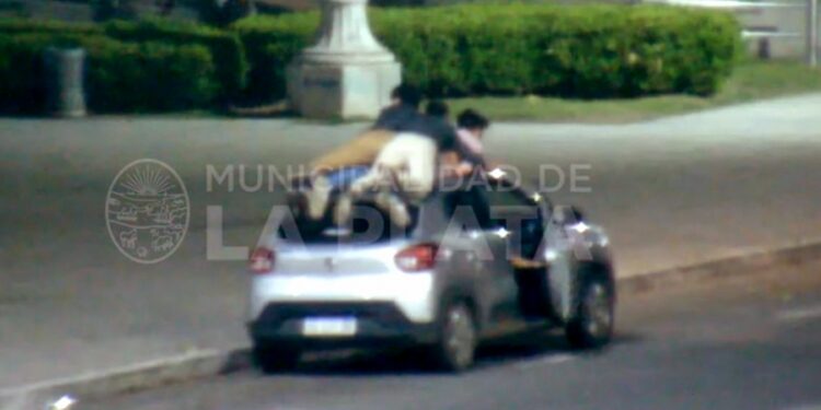 Circuló con personas sobre el techo del auto y le inhabilitaron la licencia de conducir