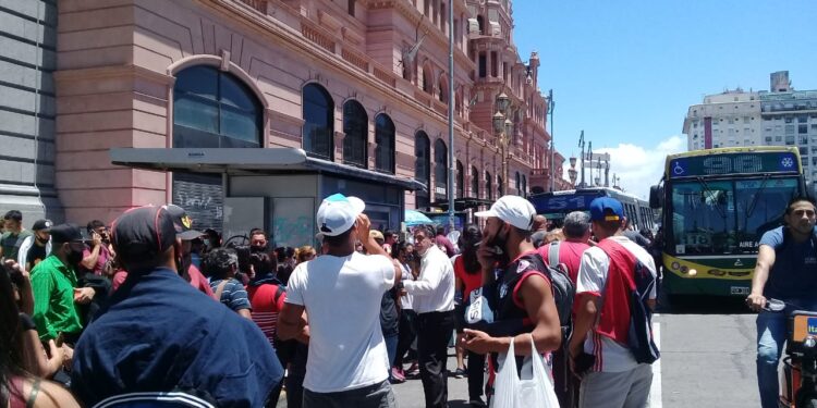 La línea Roca no llega ni sale de Constitución por un corte las vías