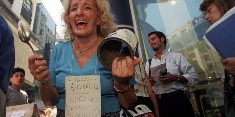 A 20 años del corralito, el engendro radical que desató la furia popular