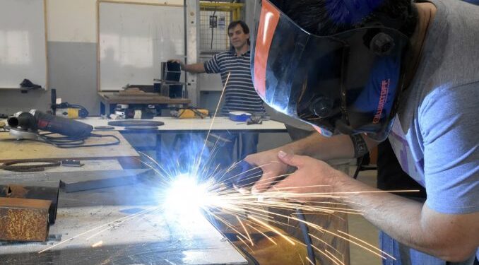 El Instituto Superior de Formación Técnica 232 de Burzaco inscribe a estudiantes para el año próximo