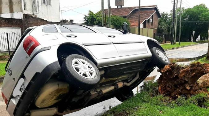 Longchamps: chocó contra un árbol y resultó herido