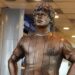 Maradona ya tiene su estatua en el aeropuerto de Ezeiza