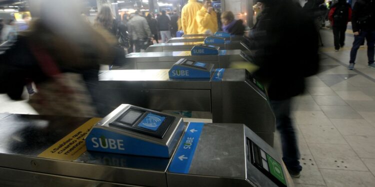 Constitución: los metrodelegados liberan accesos de la Línea C de subte