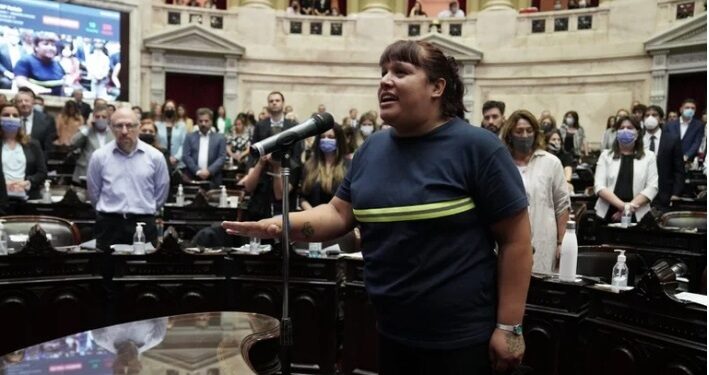 Juró Natalia Zaracho, la primera cartonera en asumir como diputada