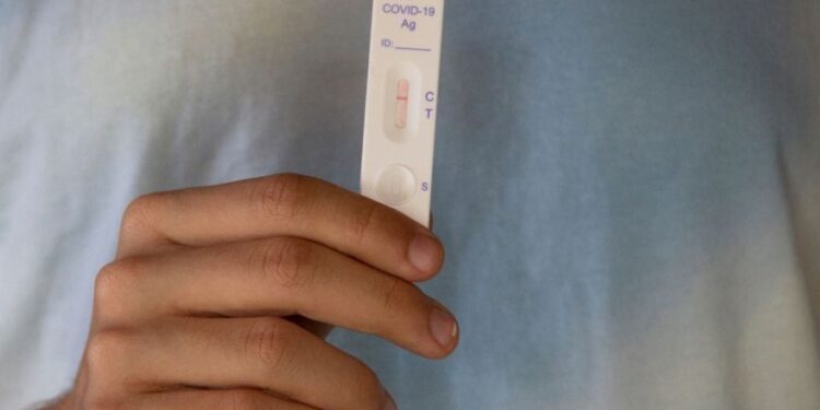 El Gobierno analiza considerar a los contactos estrechos con síntomas como casos positivos de coronavirus