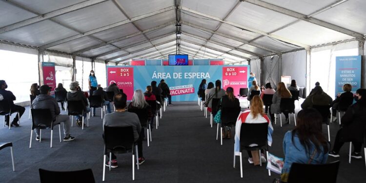 Kicillof anunció tercera dosis de vacuna contra el coronavirus libre para docentes y mayores de 50