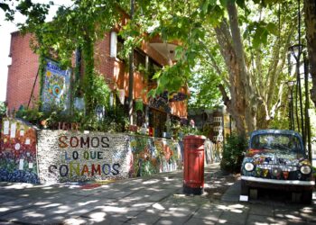 «Somos lo que soñamos»: la casa taller en Quilmes de Hebe Liz Schweistein, un paraíso de colores y creatividad