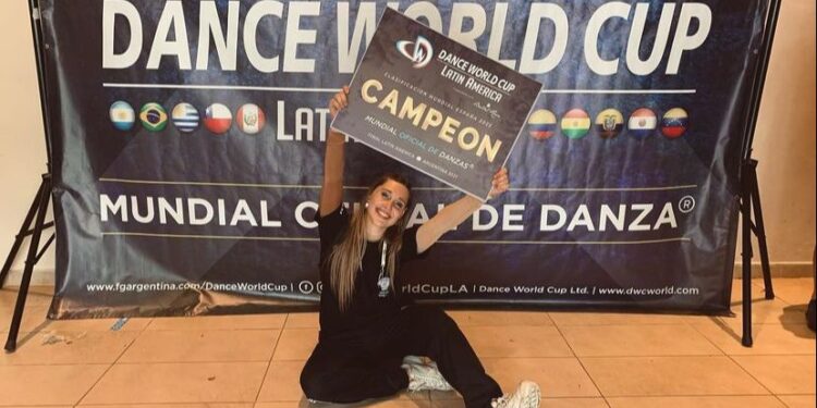 La campeona de danzas de Longchamps que no puede viajar al mundial por un problema con su vuelo