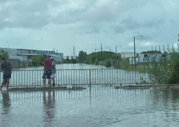 Una lluvia intensa anegó calles y desbordó arroyos de la región