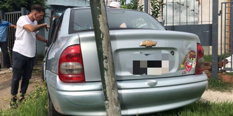 Mármol: iban 8 en un auto, chocaron y casi provocan una tragedia