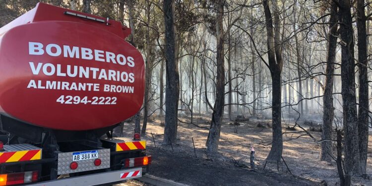 Los Bomberos de Brown colaboraron en apagar el enorme incendio de Ezeiza