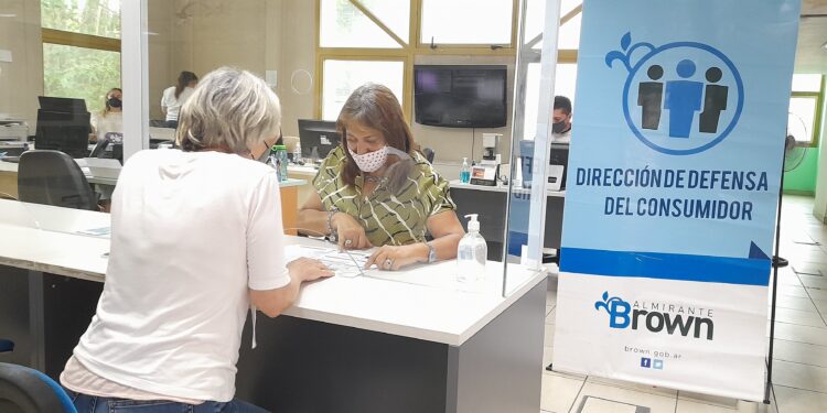 Defensa del consumidor asiste a usuarios de Edesur afectados por los cortes