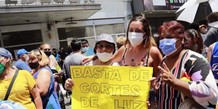 La intendenta de Lomas marchó con los vecinos para exigir respuestas a Edesur