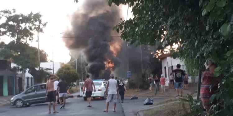 Mármol: fuego y corte de vías para pedir por la falta de electricidad