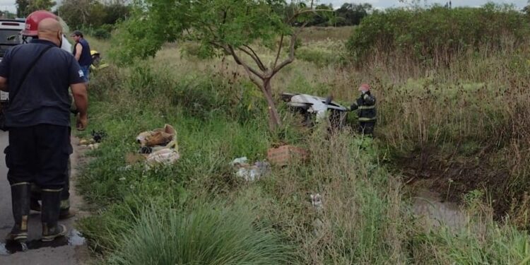 Longchamps: intentó esquivar una moto, se despistó y volcó