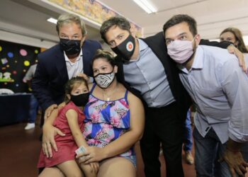 Axel visitó el Jardín 915 de Don Orione y acompañó el programa de vacunación en las escuelas