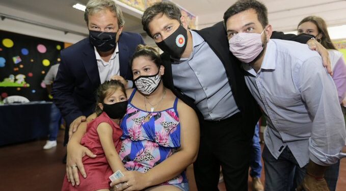 Axel visitó el Jardín 915 de Don Orione y acompañó el programa de vacunación en las escuelas