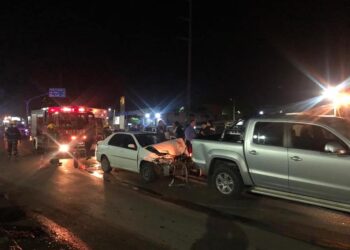 Burzaco: un auto y una camioneta chocaron en plena Avenida Monteverde