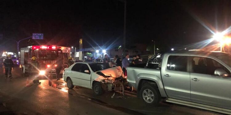 Burzaco: un auto y una camioneta chocaron en plena Avenida Monteverde