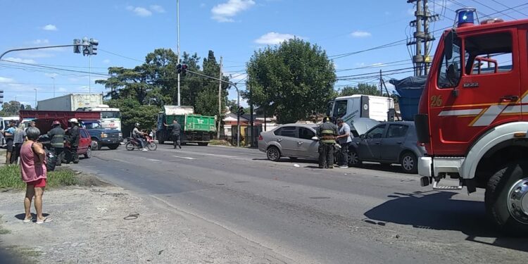 Claypole: triple choque en Lacaze y Garibaldi