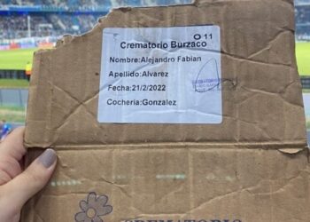 Insólito: en pleno partido, un hincha de Racing tiró las cenizas de un familiar salidas de Burzaco