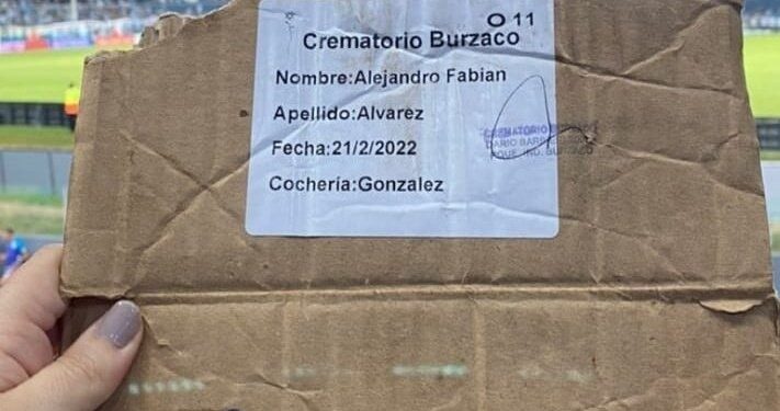 Insólito: en pleno partido, un hincha de Racing tiró las cenizas de un familiar salidas de Burzaco