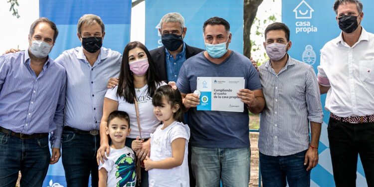 Brown: entregaron créditos del programa “Casa Propia”