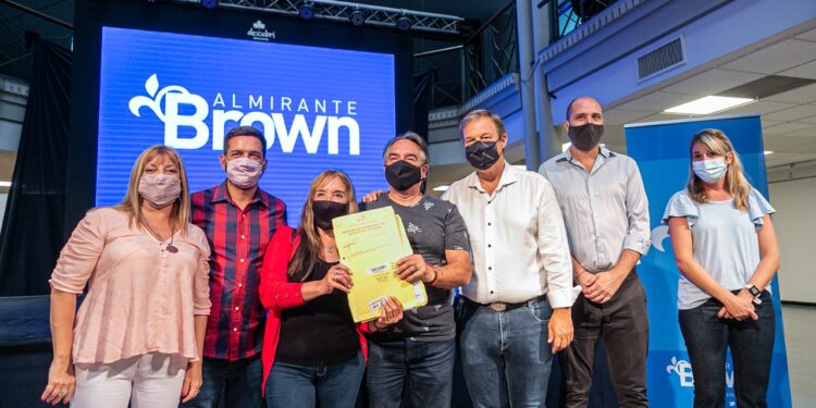 Entregaron escrituras a  familias de Brown