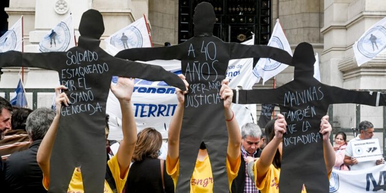 Veteranos de Malvinas marcharon a la Corte para pedir que acelere la causa por los soldados torturados