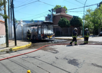 Se prendió fuego un colectivo 318 que circulaba por Temperley