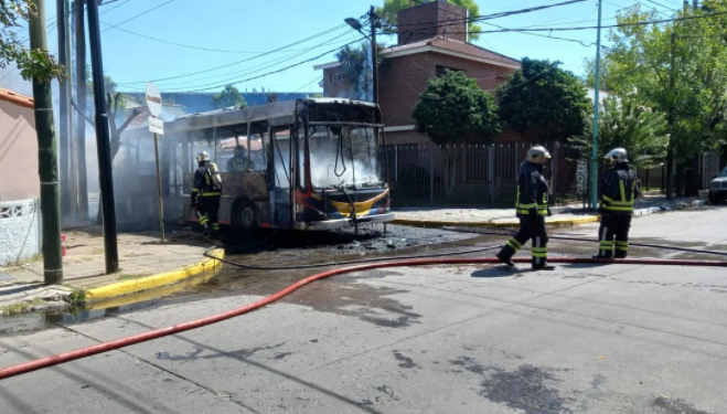 Se prendió fuego un colectivo 318 que circulaba por Temperley