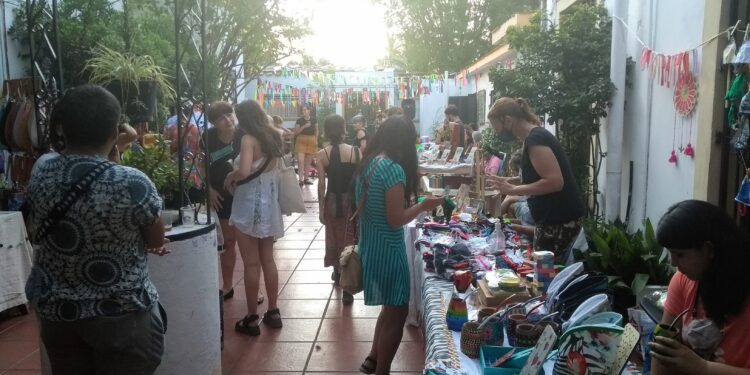“El Patio de las Rosas” y una feria con música en vivo y títeres en el mes de la mujer