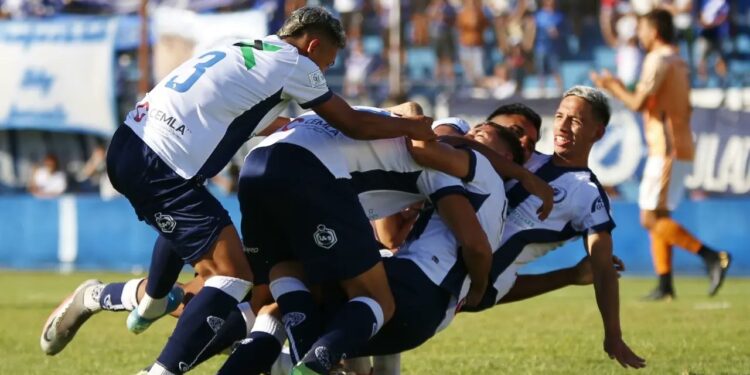 Claypole perdió y Sanma le sacó un empate al líder