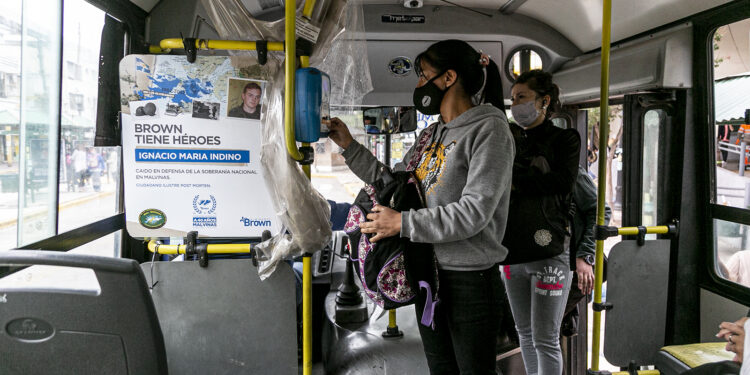 Emotivo homenaje del municipio a los héroes de Malvinas en los colectivos que recorren el distrito