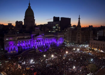 «La deuda es con nosotras»: consigna y marcha para conmemorar un nuevo 8M