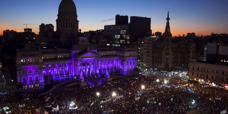 «La deuda es con nosotras»: consigna y marcha para conmemorar un nuevo 8M