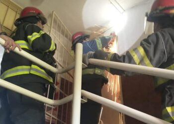 Don Orione: rescataron a una mujer mayor que se cayó limpiando y su casa se estaba inundando