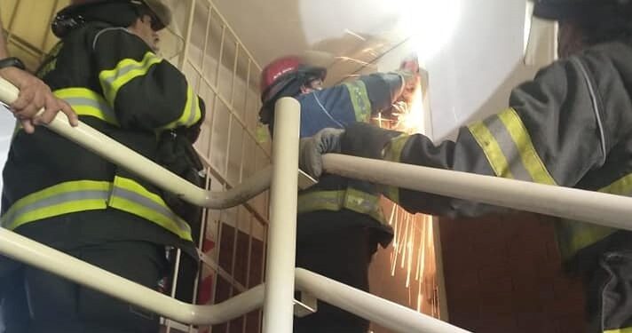 Don Orione: rescataron a una mujer mayor que se cayó limpiando y su casa se estaba inundando