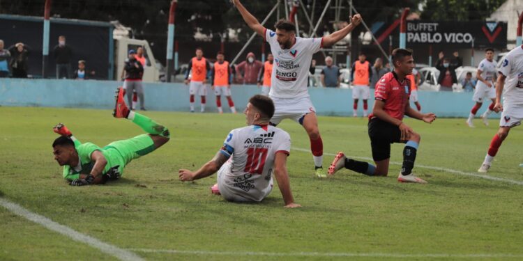 Brown de Adrogué lo empató en el final y dejó pasar el tren de la punta
