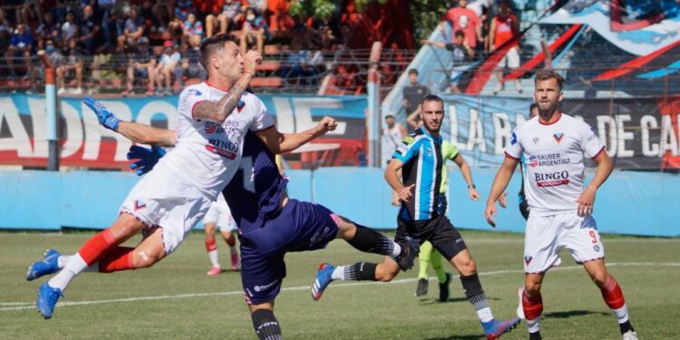 Brown de Adrogué le ganó cómodo a Almagro y quedó a un punto del puntero