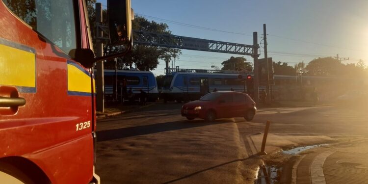 Calzada: un motociclista cruzó la barrera baja y lo arrolló el tren