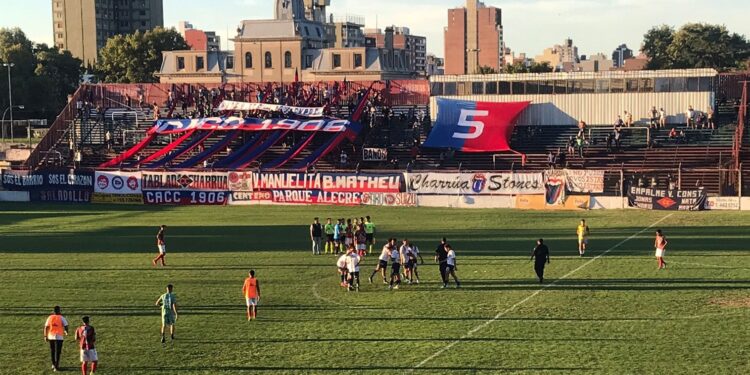Claypole mereció ganar pero se trajo un punto desde Rosario